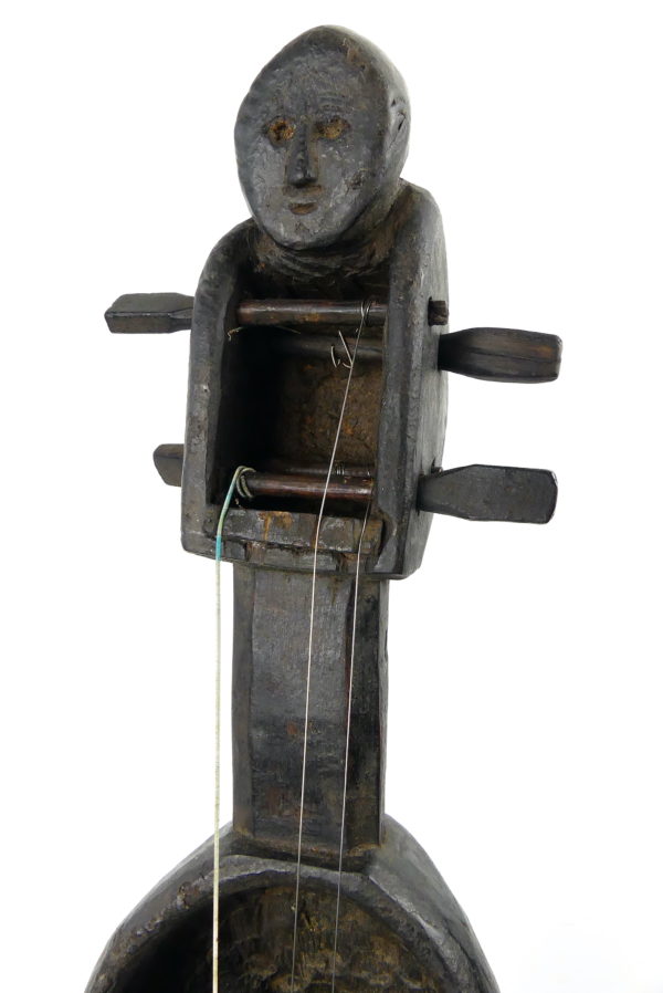 Sarangi népalais sur socle (détail)