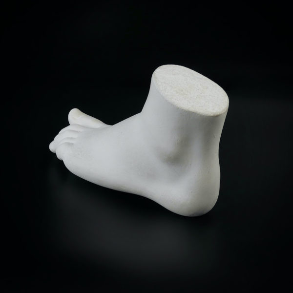 Pied de femme en plâtre de style antique (3/4 dos)