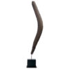 Grand boomerang aborigène ancien en bois dense sur socle