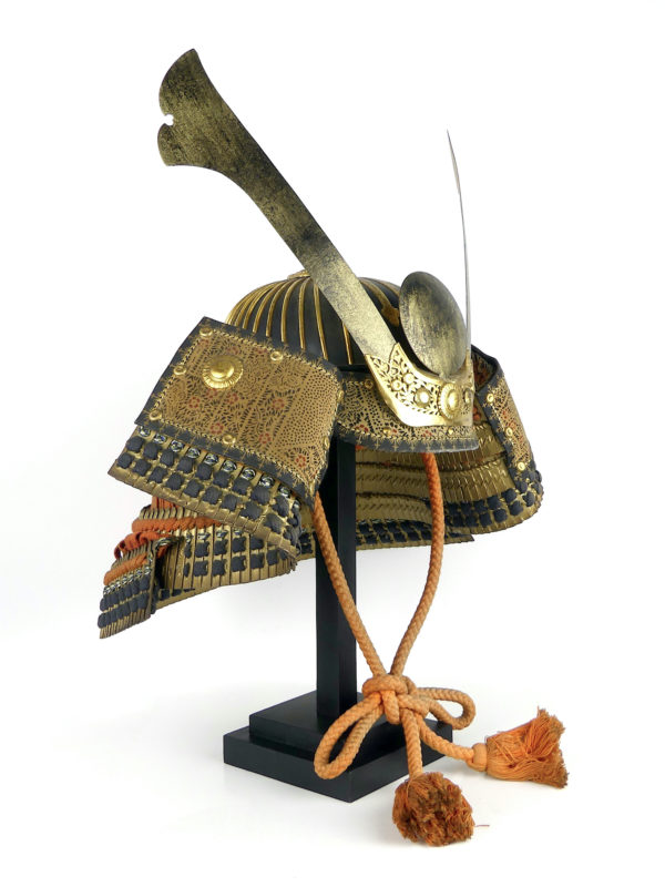 Kabuto shōwa de samouraï sur socle (3/4)