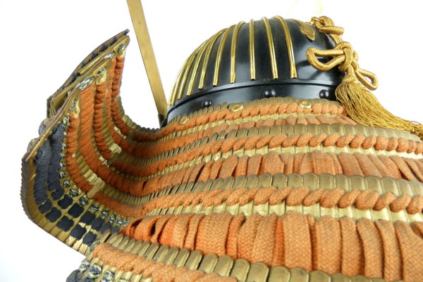 Kabuto shōwa de samouraï sur socle (détail dos)