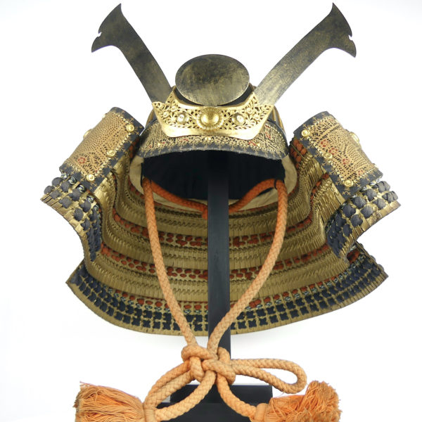 Kabuto shōwa de samouraï sur socle (face)