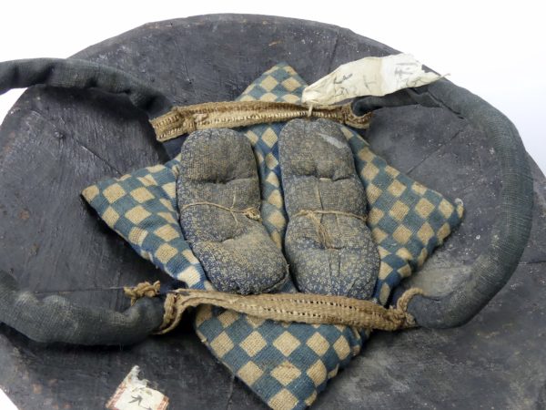 Toppai Jingasa casque meiji laqué noir (détail dessous)