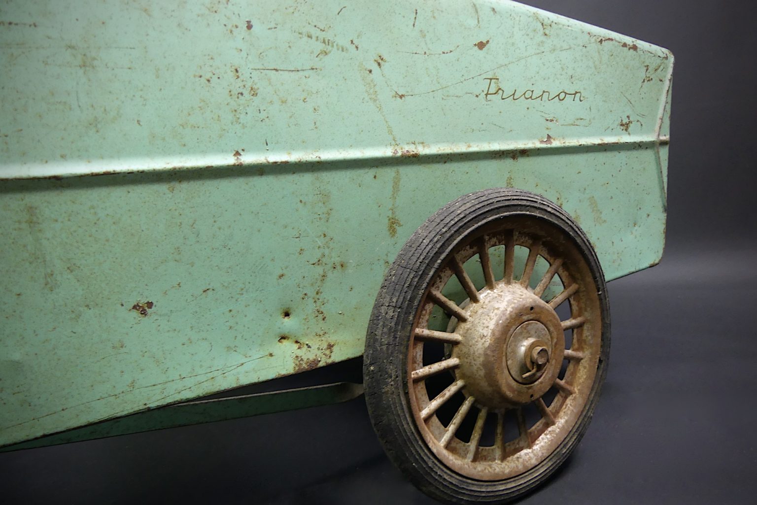 Ancienne Boîte En Tôle Voiture à Pédales Décapotable Enfants Bonbons HARIBO Années 50