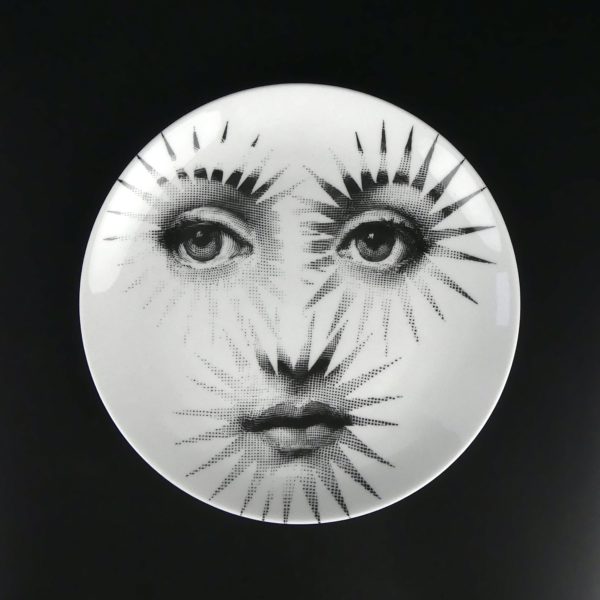Assiette Tema E Variazioni 132 de Piero Fornasetti (face)