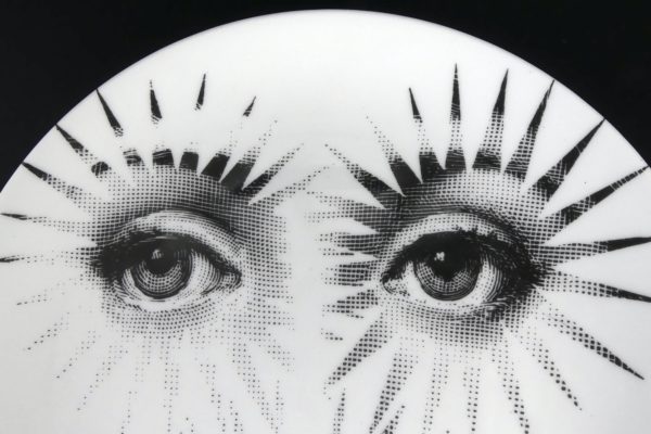 Assiette Tema E Variazioni 132 de Piero Fornasetti (détail)