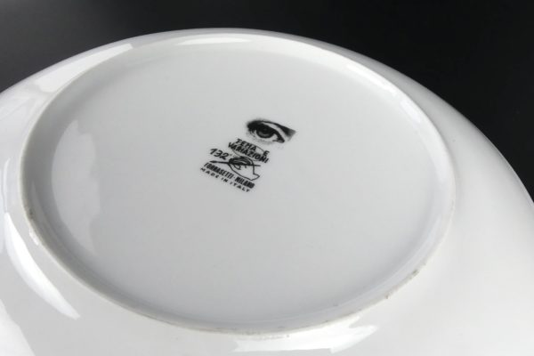 Assiette Tema E Variazioni 132 de Piero Fornasetti (détail dos)
