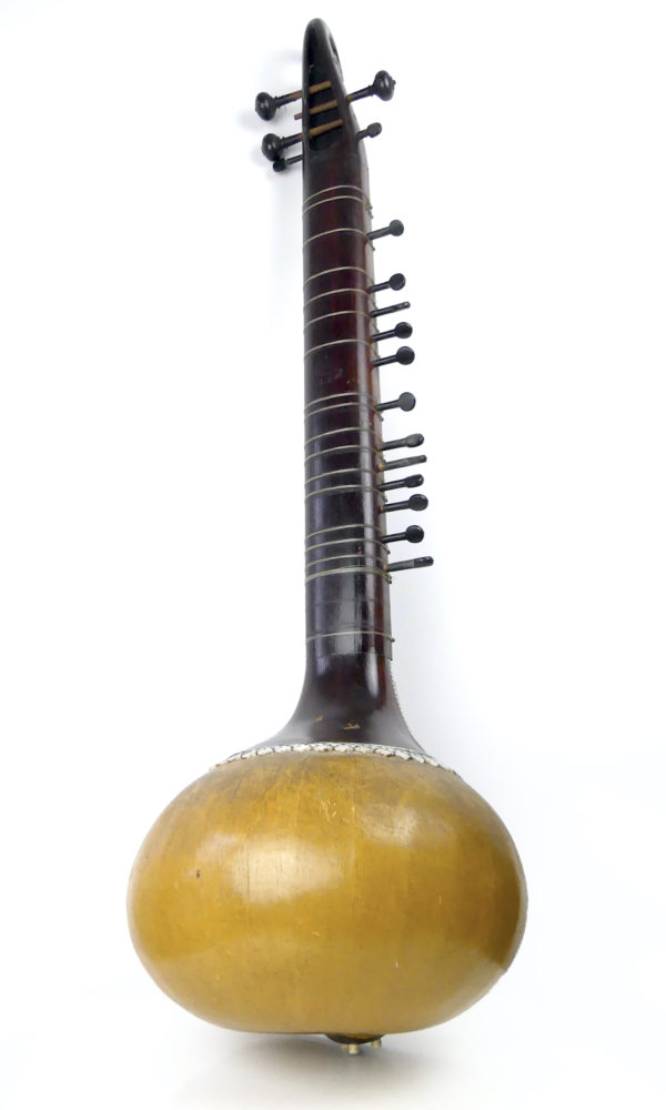 Sitar indien traditionnel en bois décoré de motifs floraux (3/4 dos)