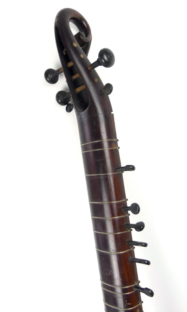 Sitar indien traditionnel en bois décoré de motifs floraux (détail dos)