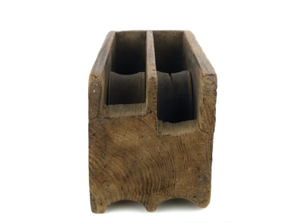 Grande poulie de bateau ancienne en bois massif à 2 réas (dessous)