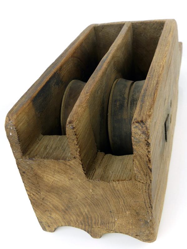 Grande poulie de bateau ancienne en bois massif à 2 réas (dessous 3/4)