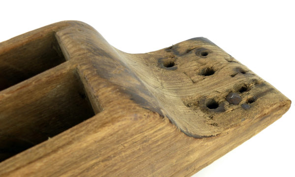 Grande poulie de bateau ancienne en bois massif à 2 réas (détail)