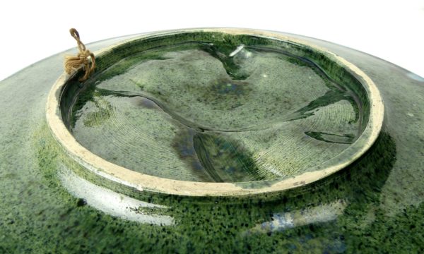 Grande assiette en barbotine bleu Vallauris trompe l’œil provençal (détail dos)