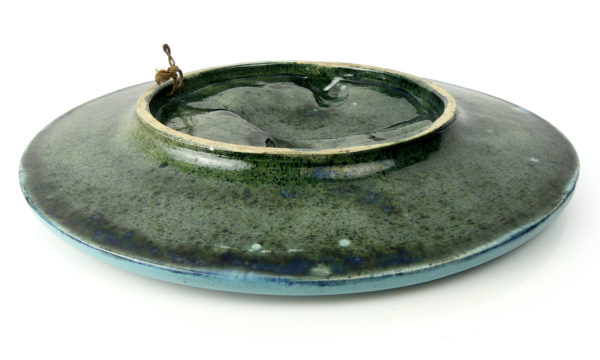 Grande assiette en barbotine bleu Vallauris trompe l’œil provençal (3/4 dos)