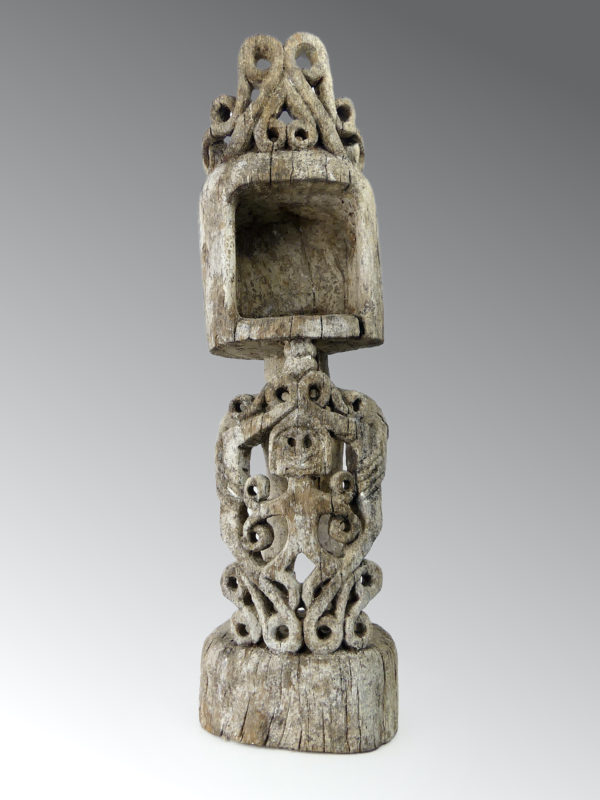 Korwar au bouclier ancien en bois dur érodé (face)