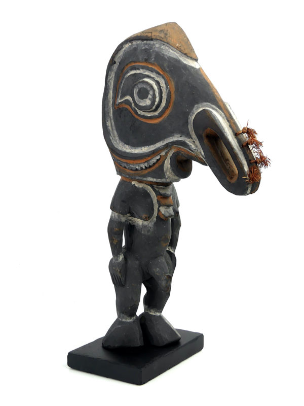 Statue iatmul anthropomorphe en bois (3/4)