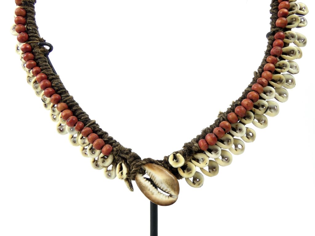 Collier Vintage Années 70 En Coquillages Et Graines - Longueur Mi-longue, Occasion