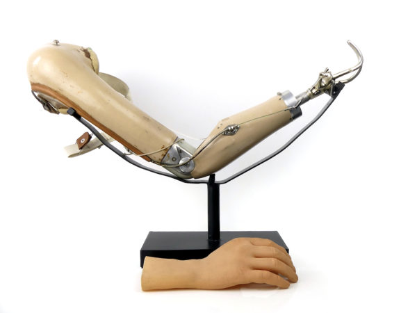 Prothèse de bras vintage articulée sur socle