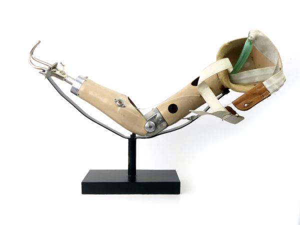 Prothèse de bras vintage articulée sur socle (intérieur)