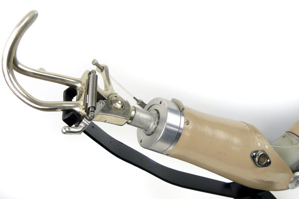 Prothèse de bras vintage articulée sur socle (détail)