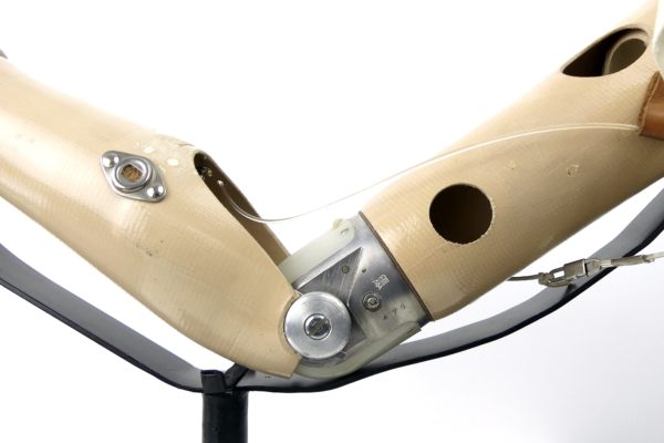 Prothèse de bras vintage articulée sur socle (détail)