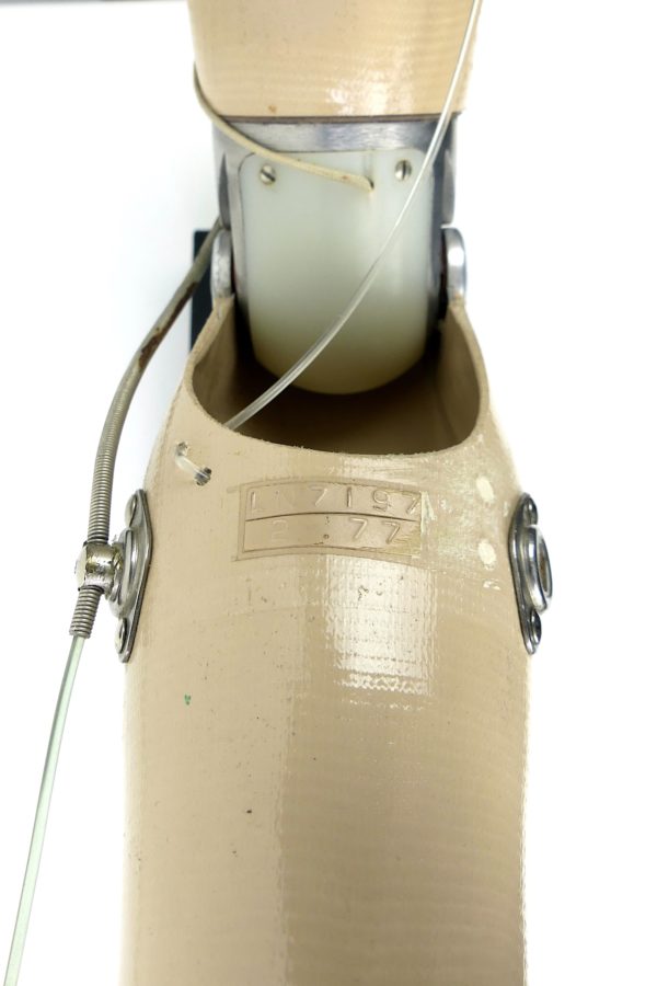 Prothèse de bras vintage articulée sur socle (détail)