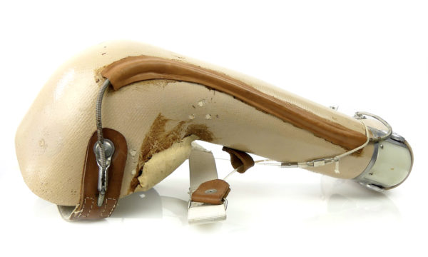 Prothèse de bras vintage articulée sur socle (dos)