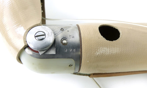 Prothèse de bras vintage articulée sur socle (détail)