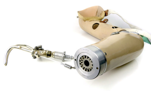 Prothèse de bras vintage articulée sur socle (pince)