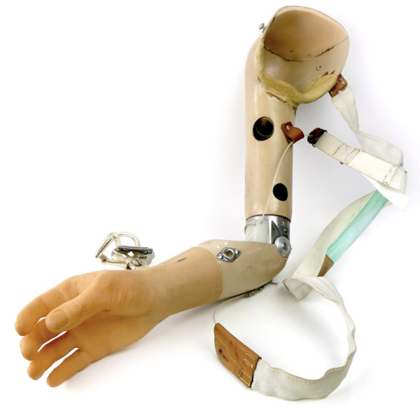 Prothèse de bras vintage articulée sur socle (main)