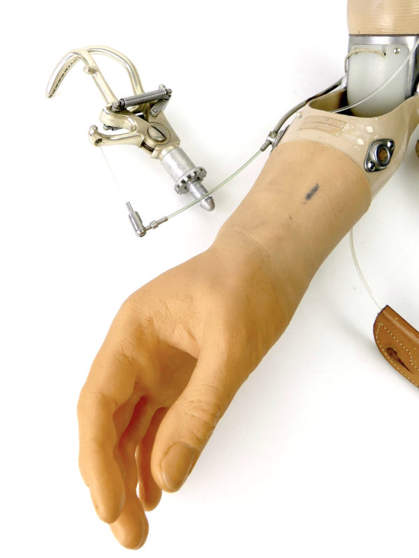 Prothèse de bras vintage articulée sur socle (main)