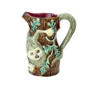 Pichet singe vert en barbotine Orchies (face)