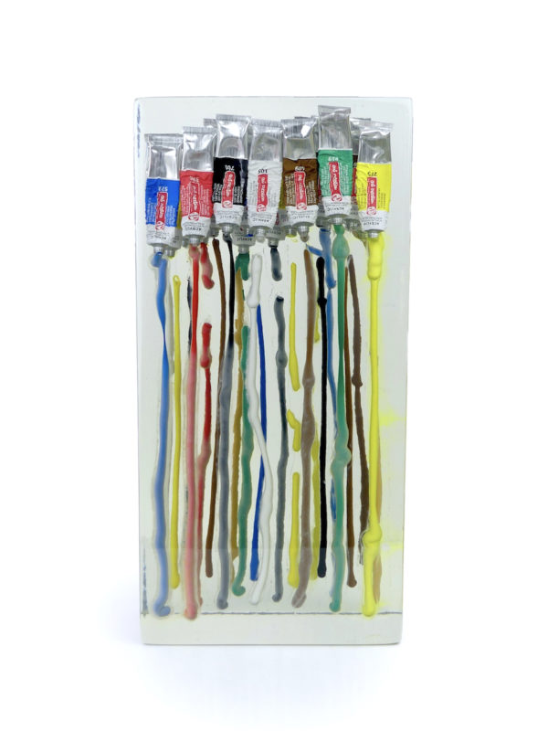 Sculpture de tubes de peinture en inclusion (face)