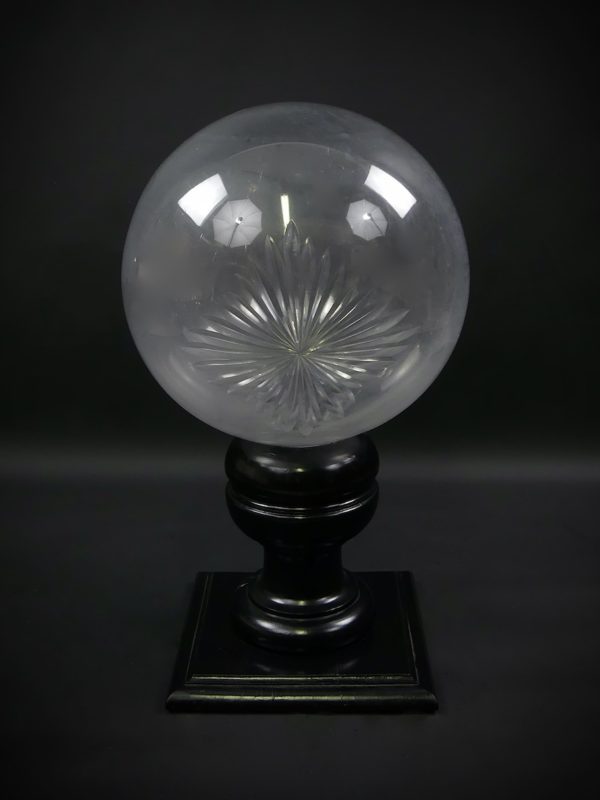 Boule de pharmacie en cristal taillé sur son socle XIXe (face)