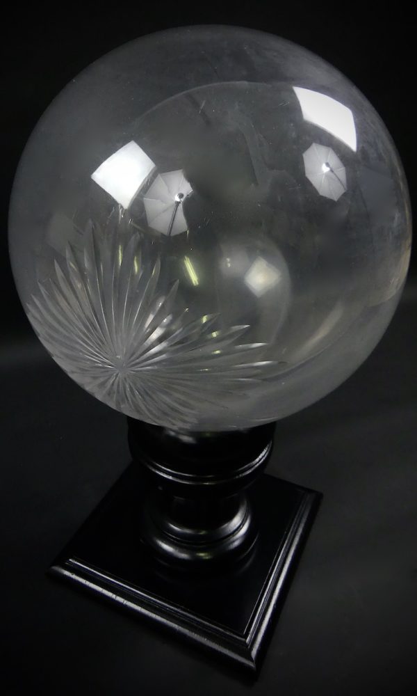 Boule de pharmacie en cristal taillé sur son socle XIXe (dessus 3/4)