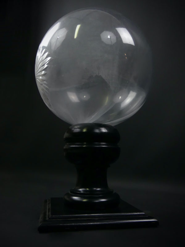 Boule de pharmacie en cristal taillé sur son socle XIXe (profil)
