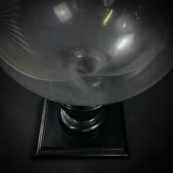 Boule de pharmacie en cristal taillé sur son socle XIXe (détail)