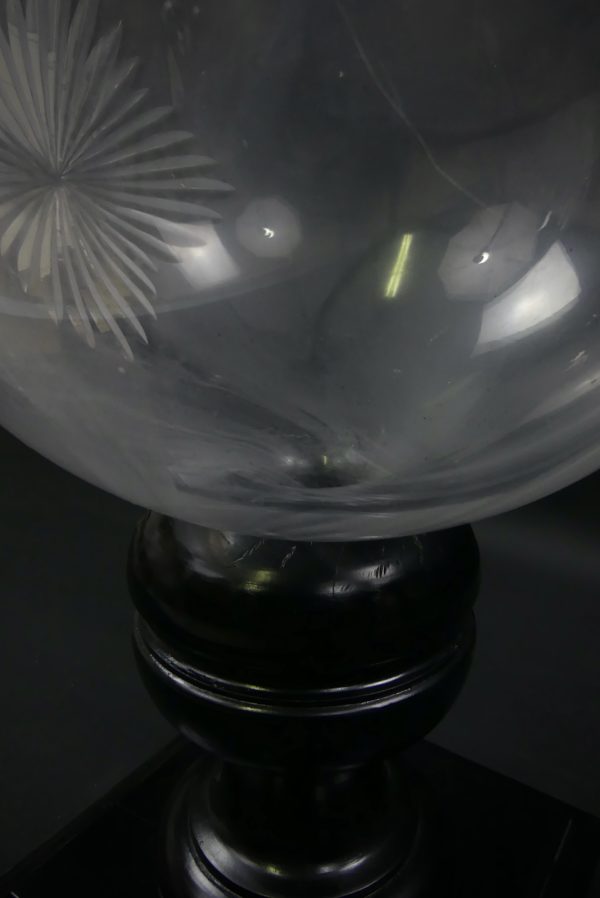 Boule de pharmacie en cristal taillé sur son socle XIXe (détail)
