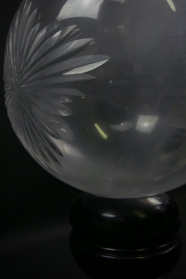 Boule de pharmacie en cristal taillé sur son socle XIXe (détail)