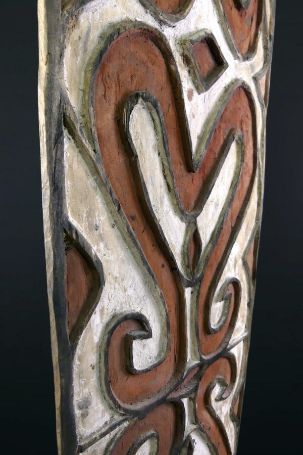 Très grand bouclier Asmat en bois Papouasie-occidentale (détail face)