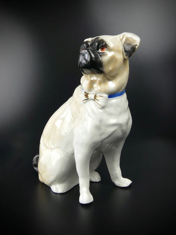 Carlin en porcelaine chien assis au collier bleu et nœud doré (3/4)