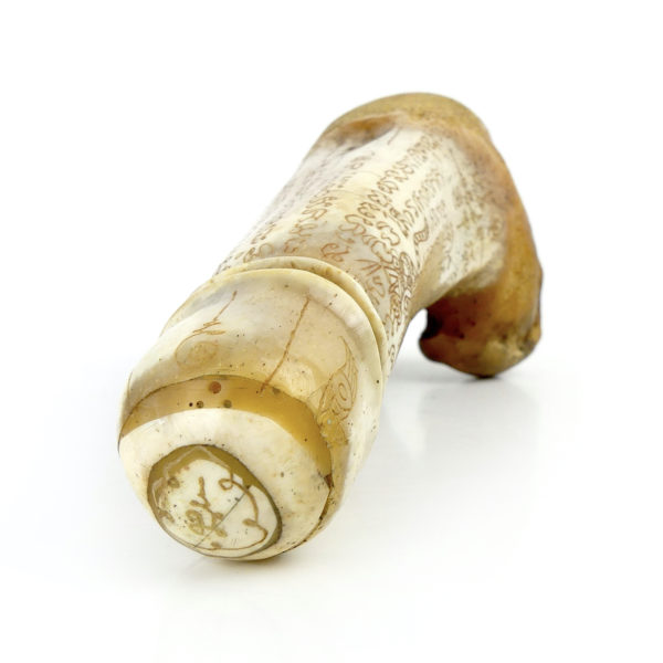 Palad Khik amulette pénis thaïlandaise en os sur socle (3/4)