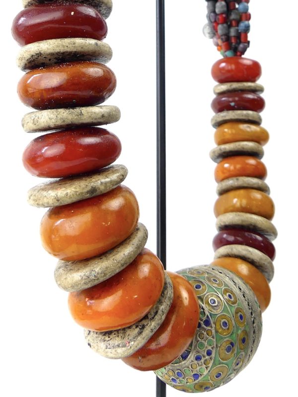 Grand collier berbère Amazigh ancien en ambre (détail 3/4)