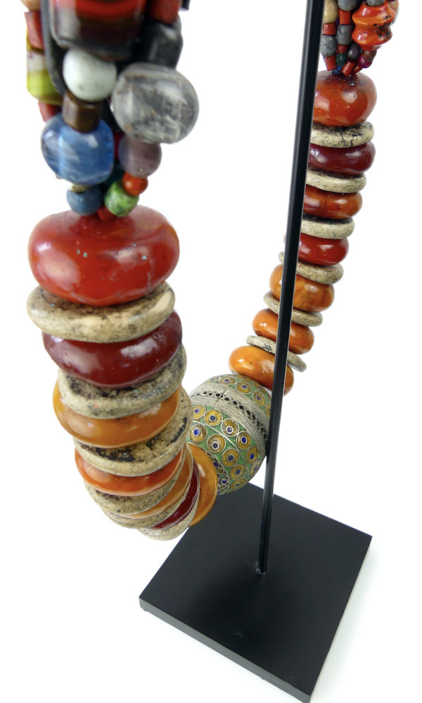 Grand collier berbère Amazigh ancien en ambre (détail)