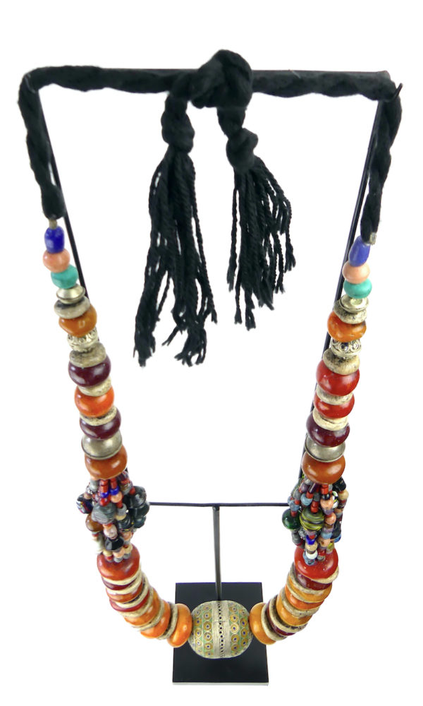 Grand collier berbère Amazigh ancien en ambre (dessus)