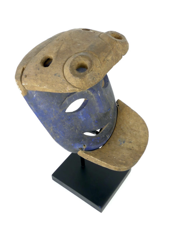 Masque bleu souriant esprit animal au large museau style Yupik (dessus 3/4)