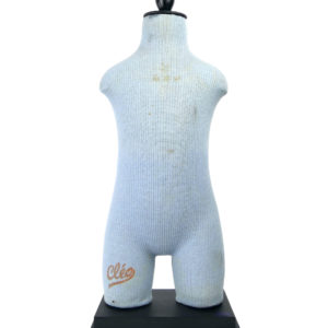 Mannequin enfant Cléo ancien sur socle en bois (face)