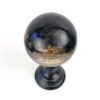 Petite boule de bois pétrifié du Miocène sur socle (dessus)