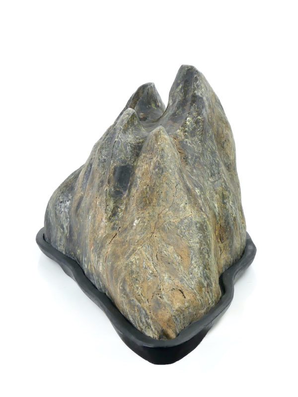 Grande pierre suiseki montagne sur daiza noir Shōwa Japon (profil)