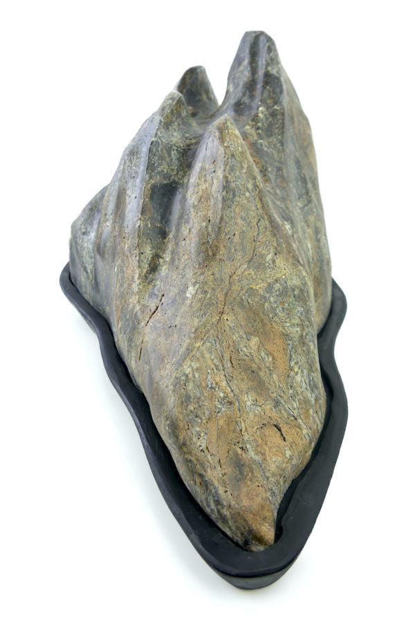 Grande pierre suiseki montagne sur daiza noir Shōwa Japon (profil)